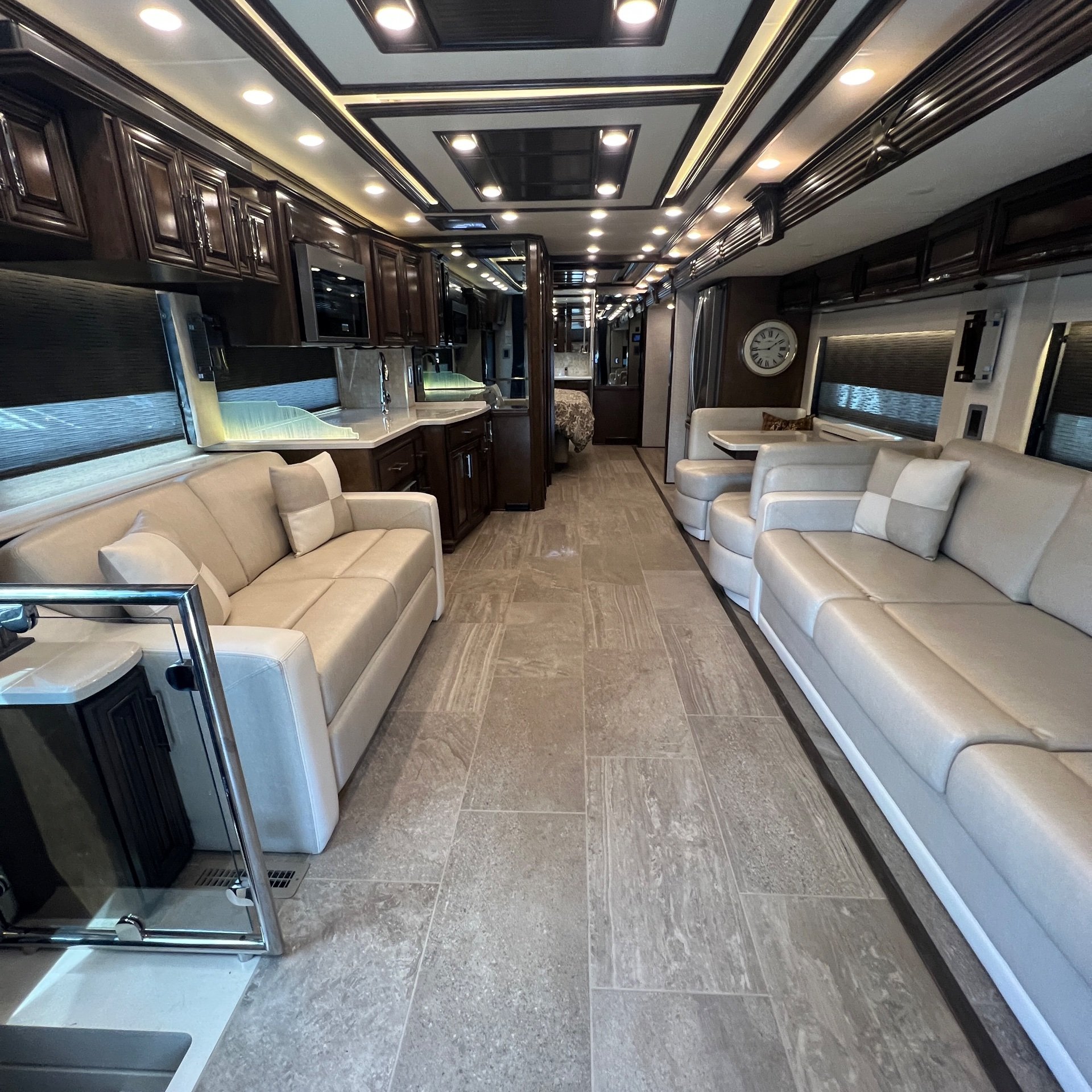 2021 Newmar Supreme Aire 4573 - Interior view
