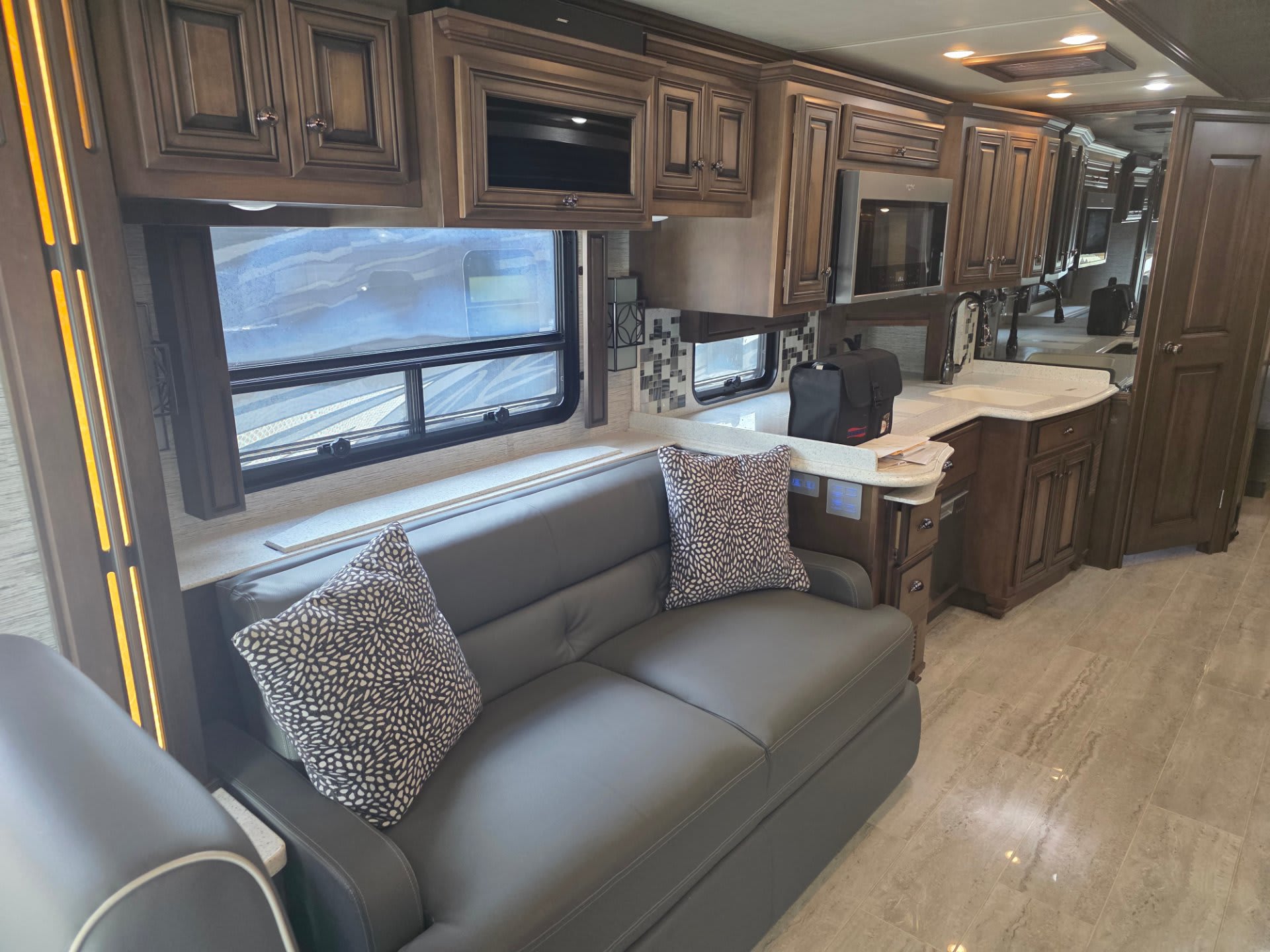 2019 Newmar Dutch Star 4362 - Interior view 3
