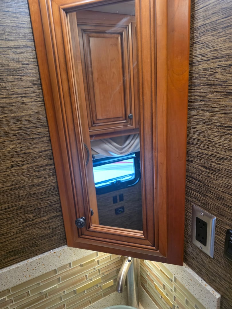 2015 Newmar Dutch Star 4018, Interior photo 16