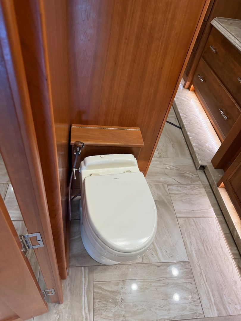 2017 Tiffin Allegro Bus 37 AP, Bathroom photo 3