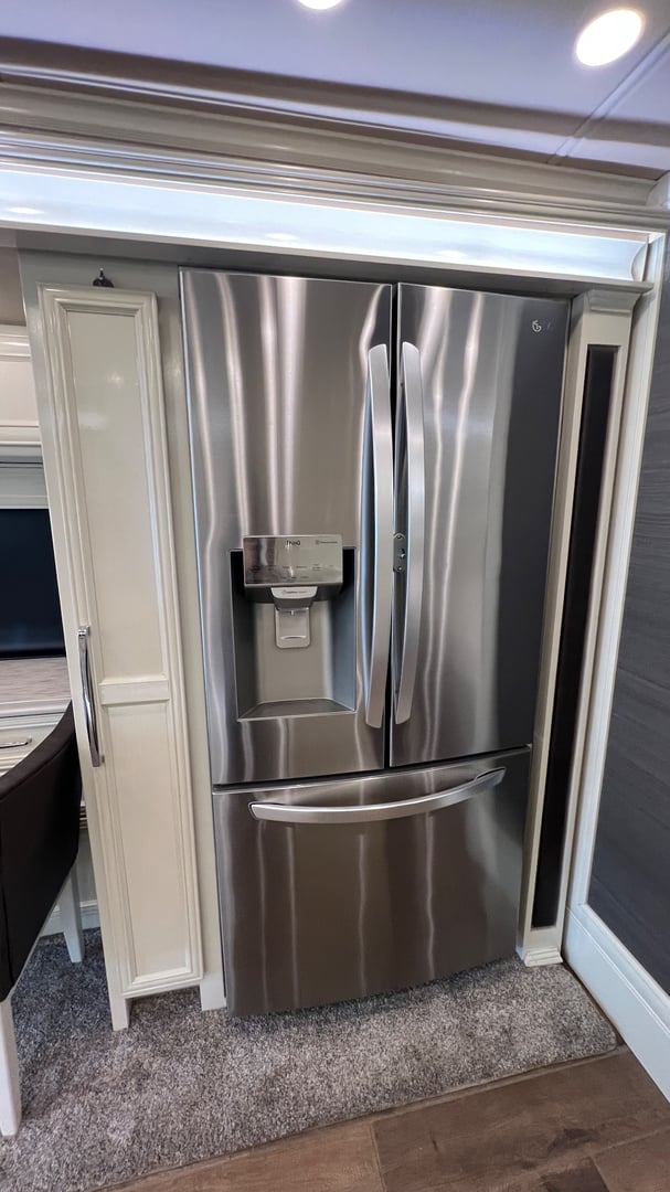 2022 Tiffin Phaeton 44 OH, Kitchen photo 4