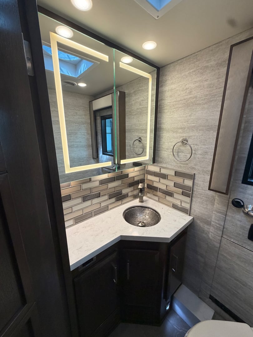 2022 Newmar New Aire 3541, Bathroom photo 4
