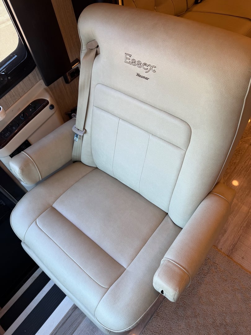 2017 Newmar Essex 4533, Cockpit photo 2