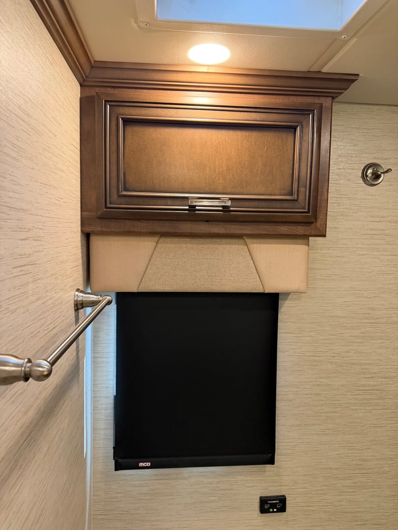 2018 Newmar Ventana 4037, Bathroom photo 9