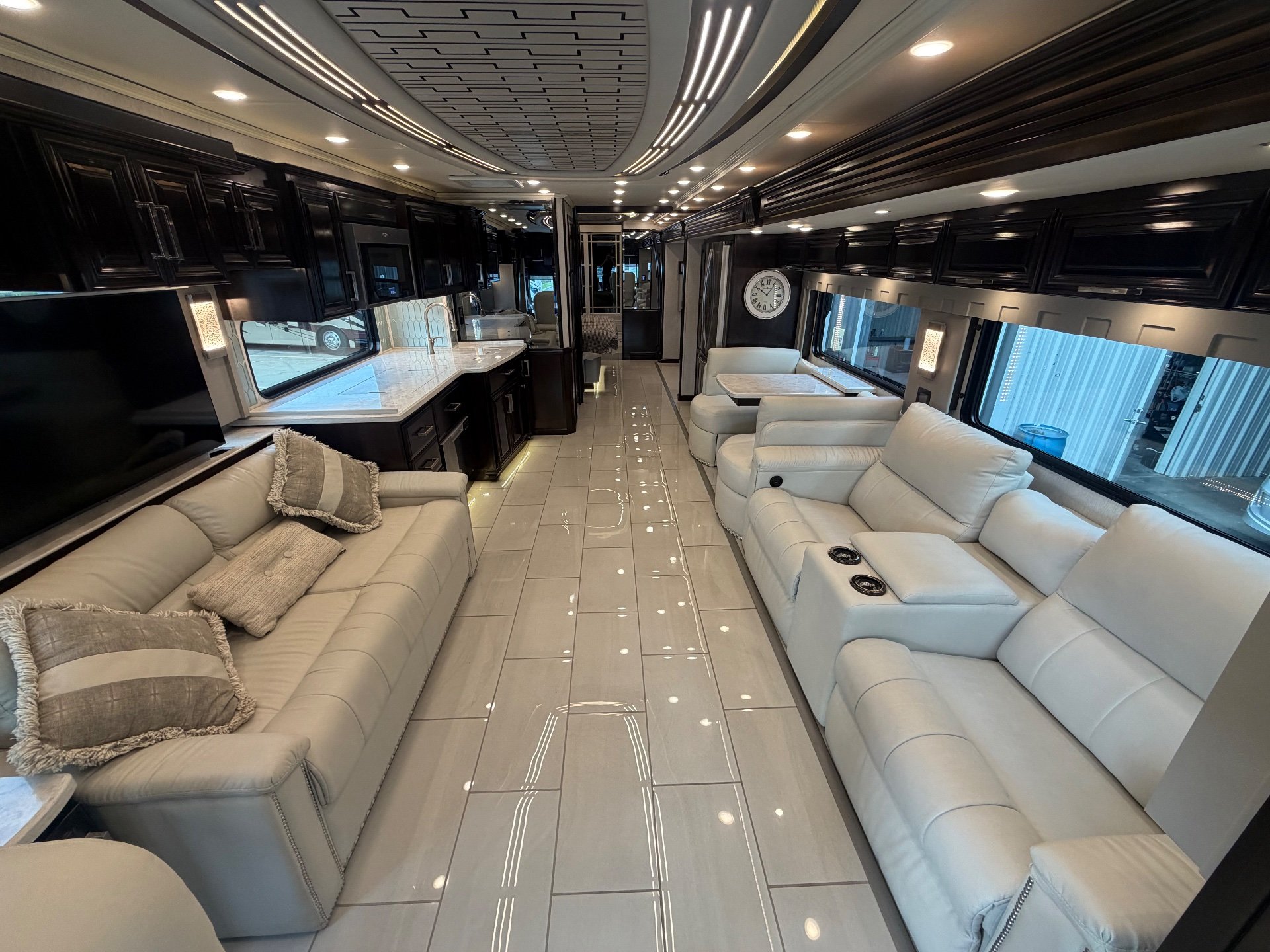 2022 Newmar London Aire 4551 - Interior view