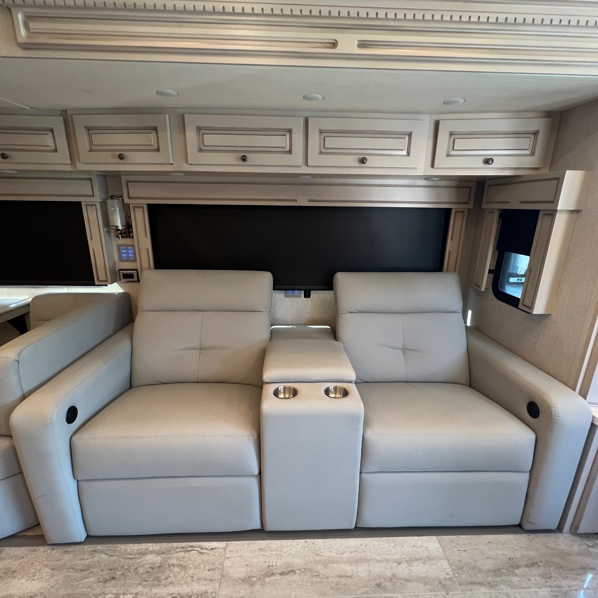 2022 Newmar Dutch Star 4081 - Interior view 2