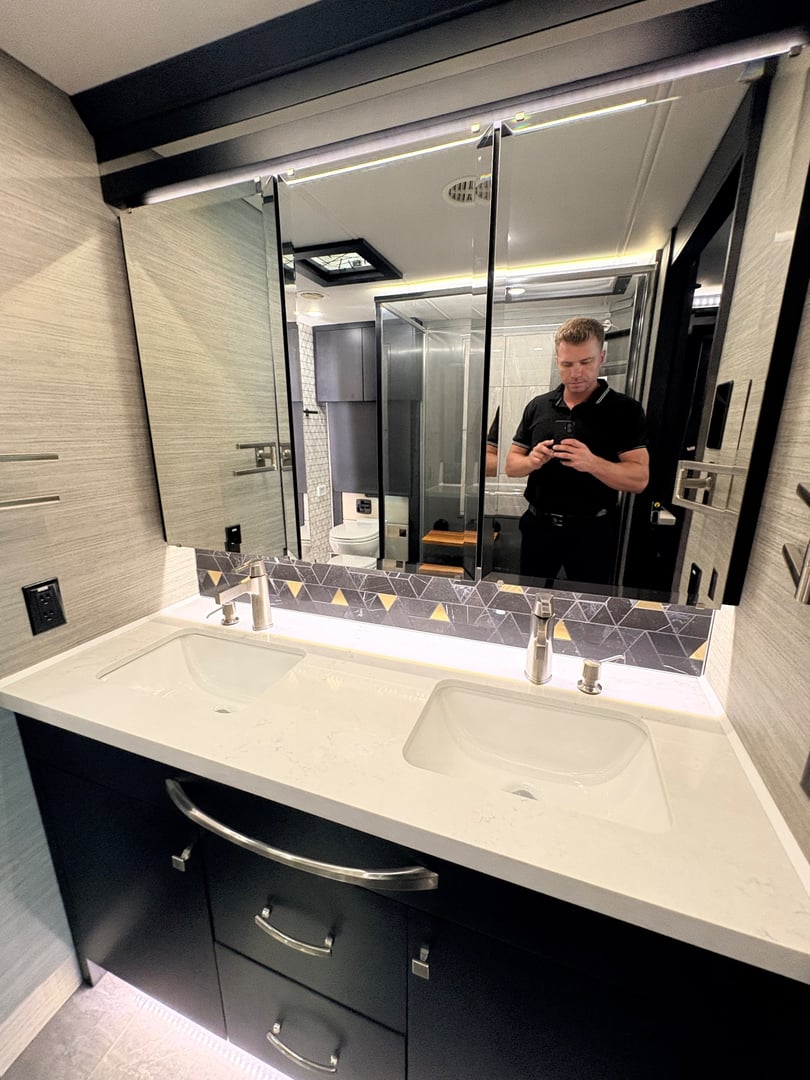 2025 Tiffin Zephyr 45 PZ, Bathroom photo 5