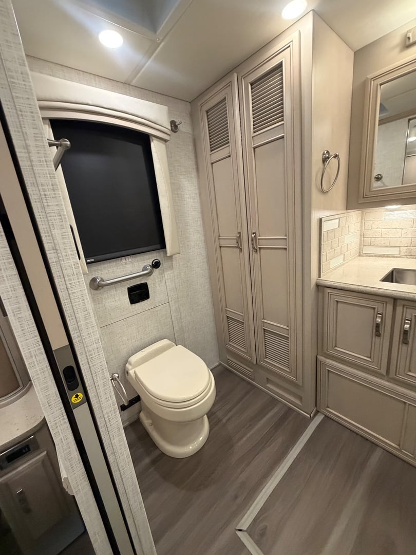 2023 Newmar Kountry Star 4068, Bathroom photo 5