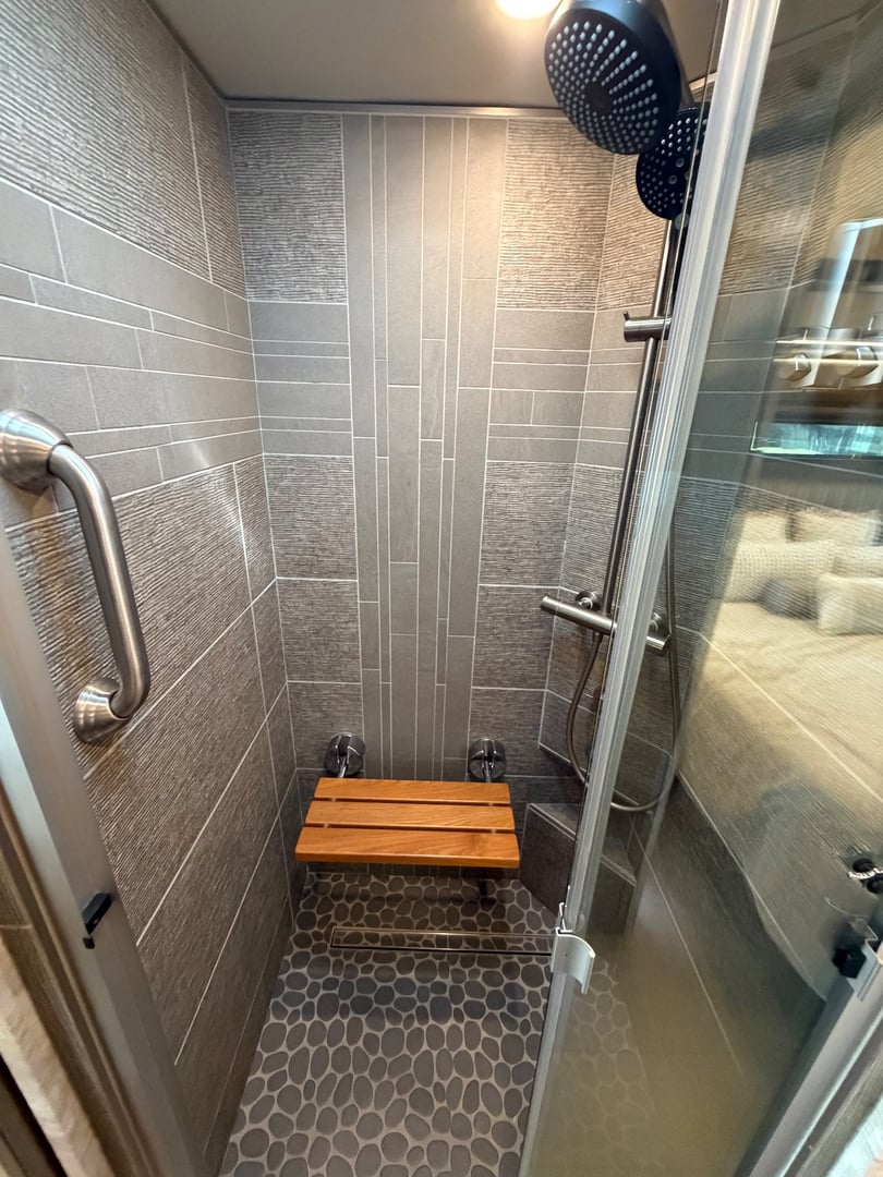 2022 Newmar New Aire 3541, Bathroom photo 2