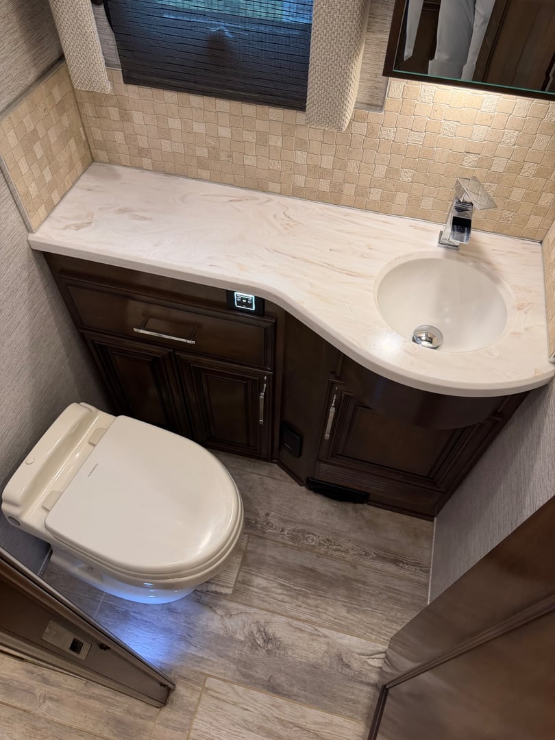 2020 Newmar Mountain Aire 4551, Bathroom photo 3