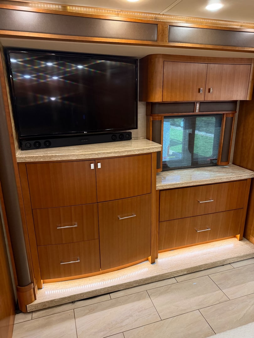 2017 Tiffin Zephyr 45 PZ, Bedroom photo 4