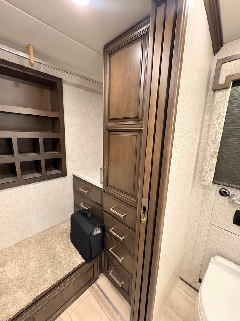 2023 Newmar London Aire 4579, Bedroom photo 5