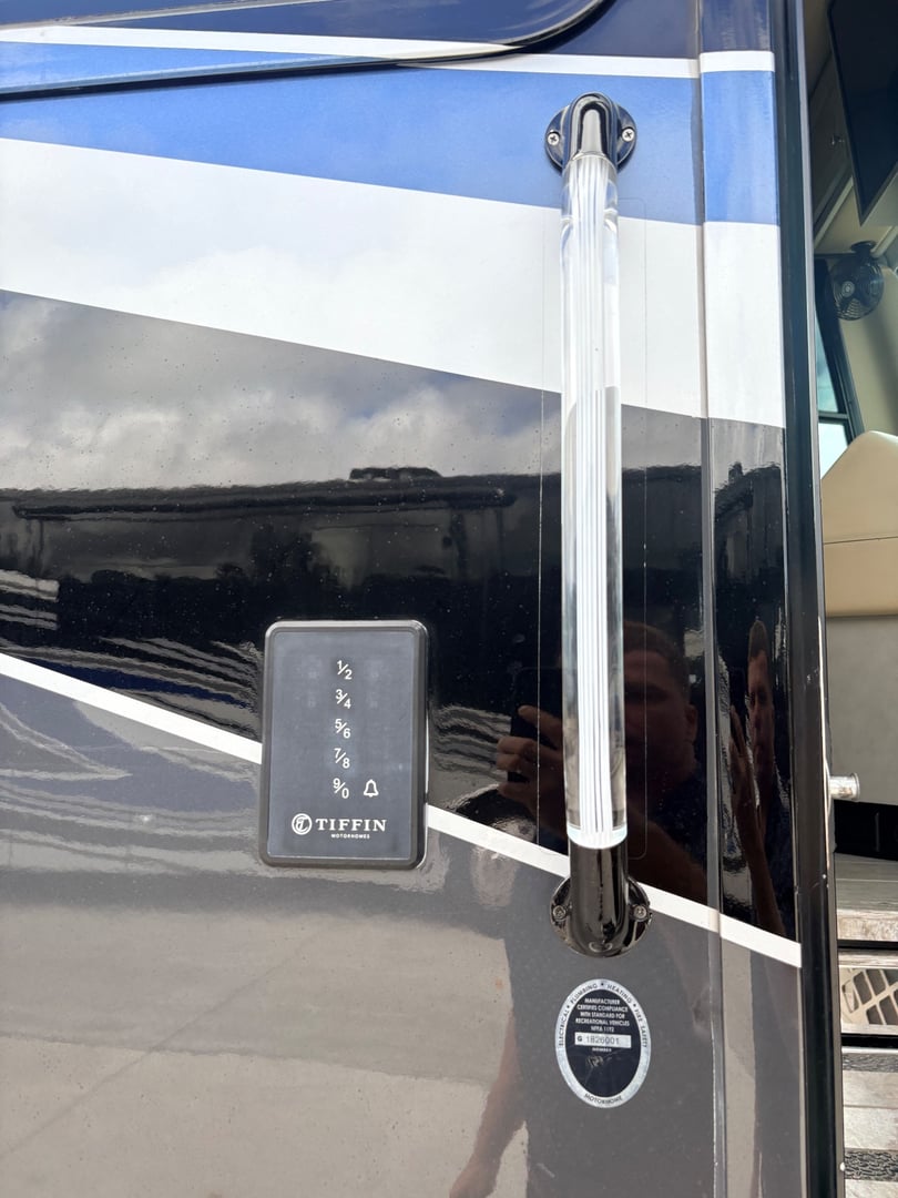 2021 Tiffin Phaeton 40 IH, Exterior photo 8