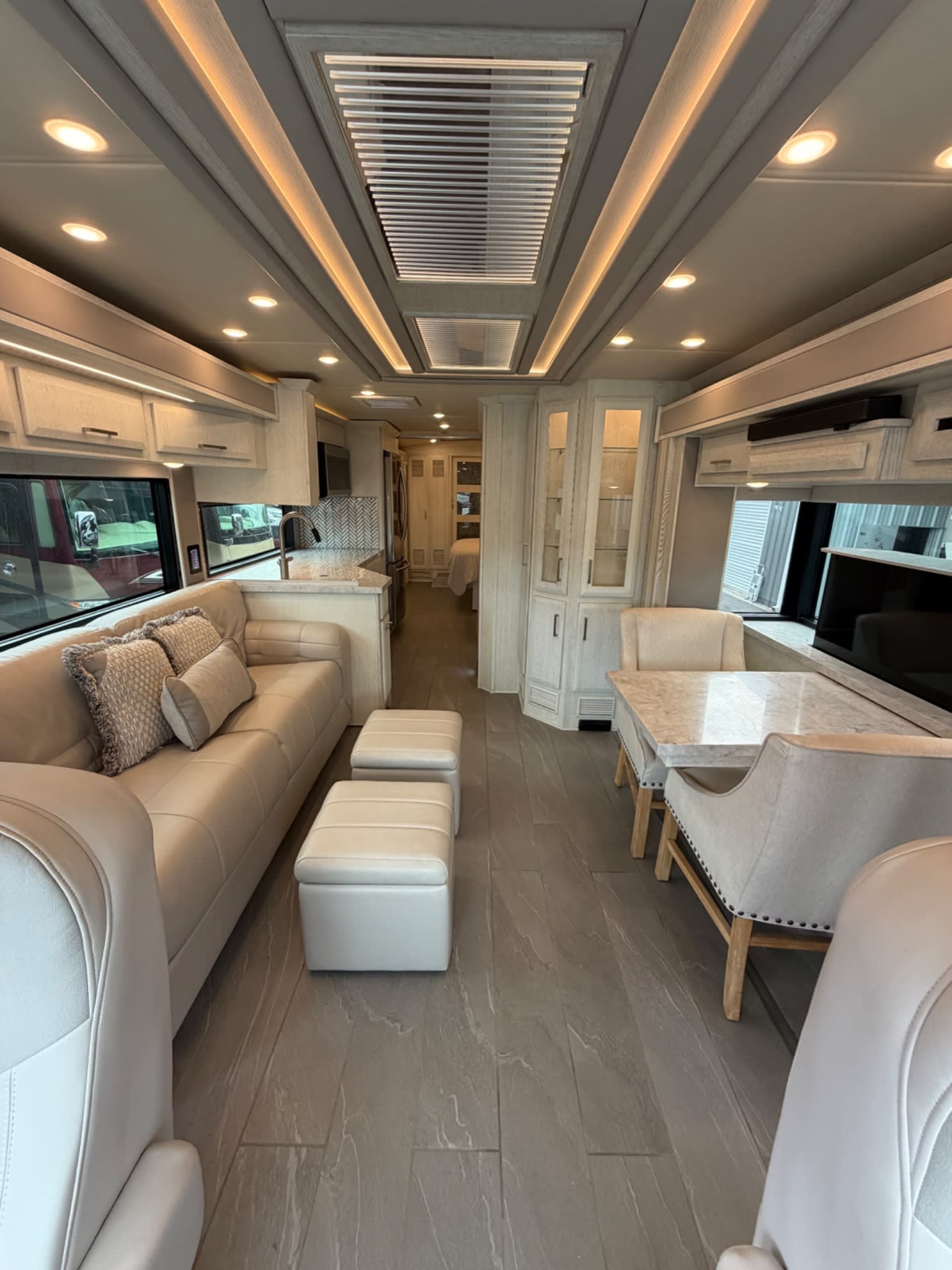 2022 Newmar New Aire 3545 - Interior view