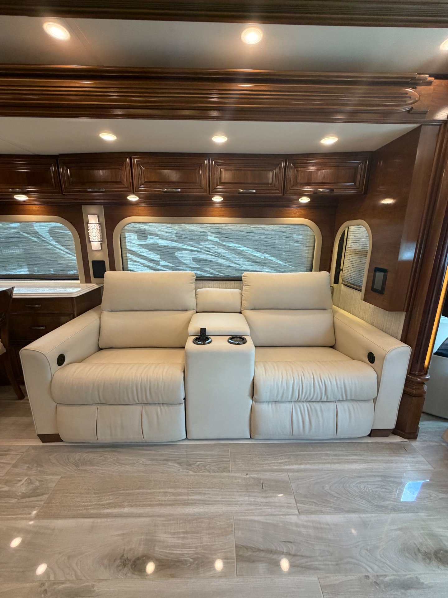 2022 Newmar Essex 4551 - Interior view 3