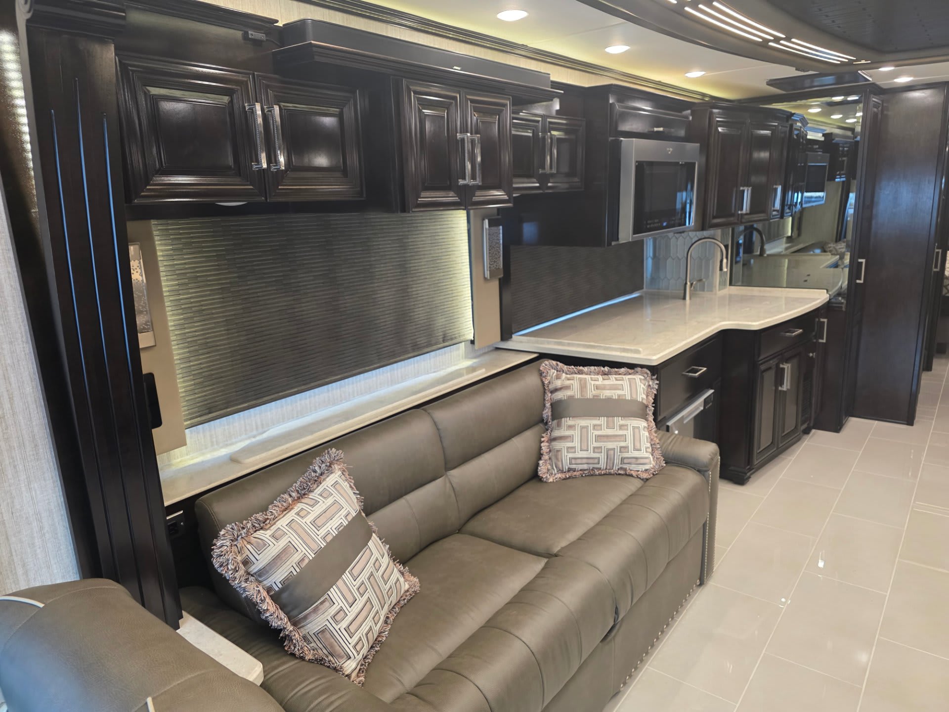 2023 Newmar London Aire 4535 - Interior view 3