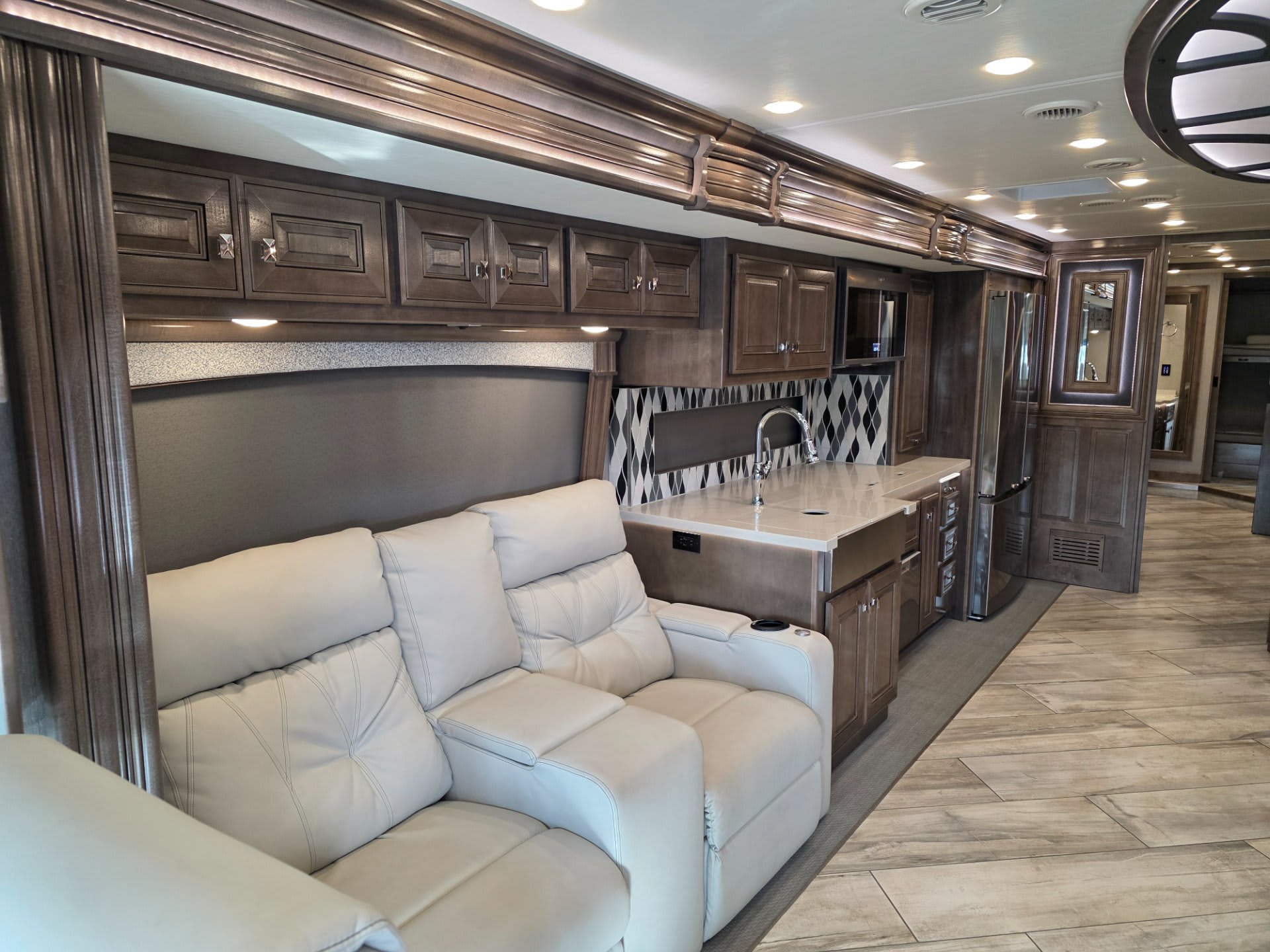 2022 Fleetwood Discovery LXE 44B - Interior view 3