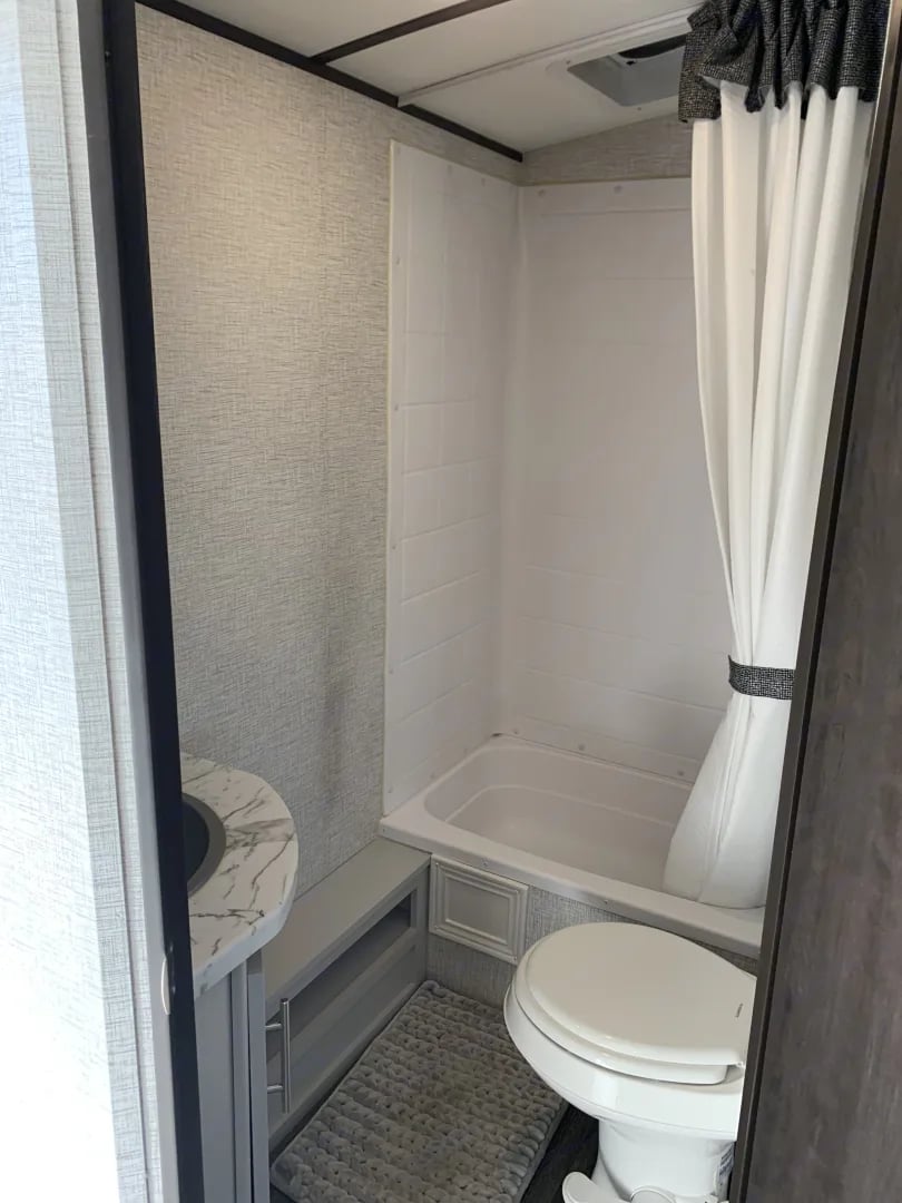 Travel trailer with tub/shower combo bathtub