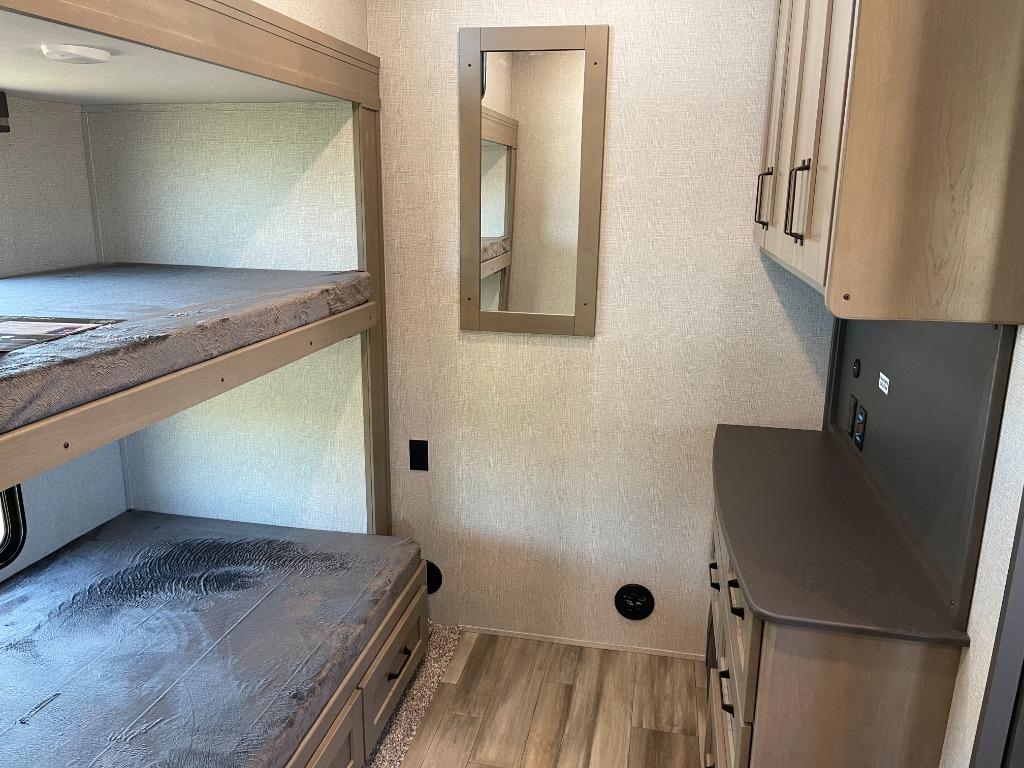 Mid bunk room in a fifth wheel