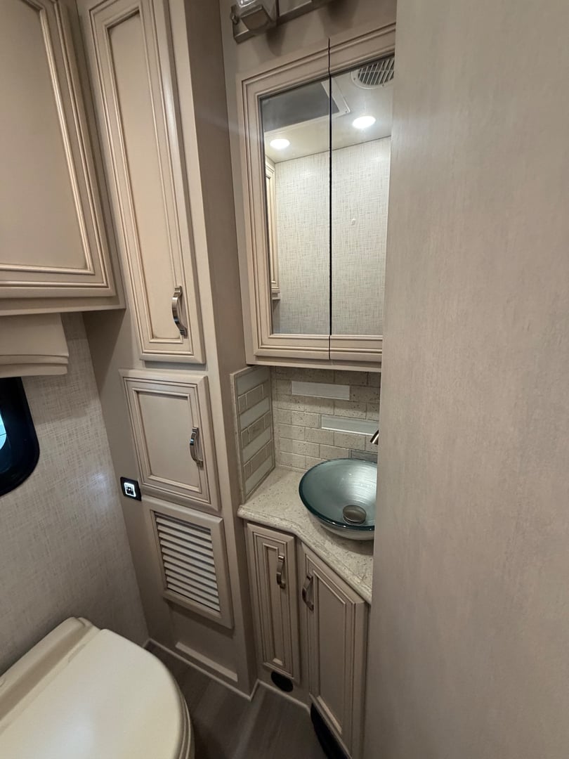2023 Newmar Kountry Star 4068, Bathroom photo 2