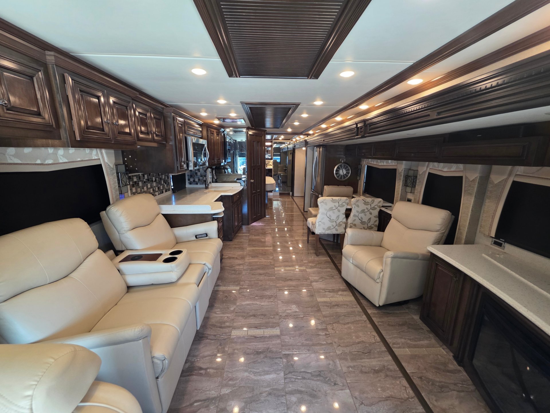 2018 Newmar Dutch Star 4018 - Interior view