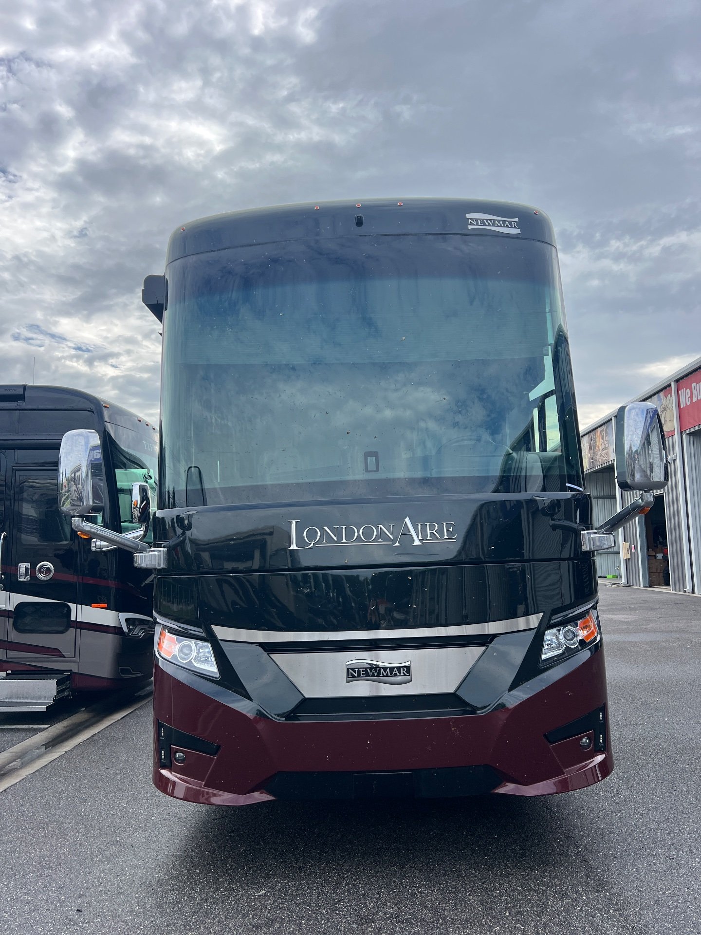 2023 Newmar London Aire 4521 - Exterior view 2