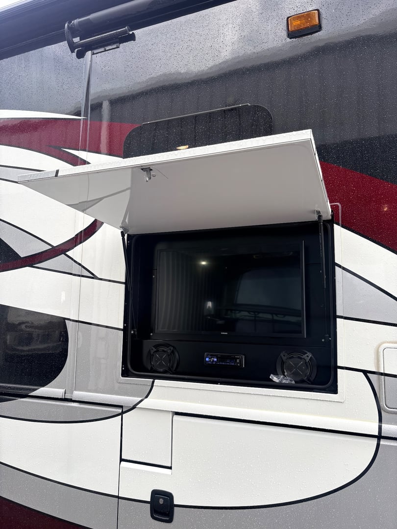 2019 Fleetwood Pace Arrow LXE 38N, Exterior photo 8