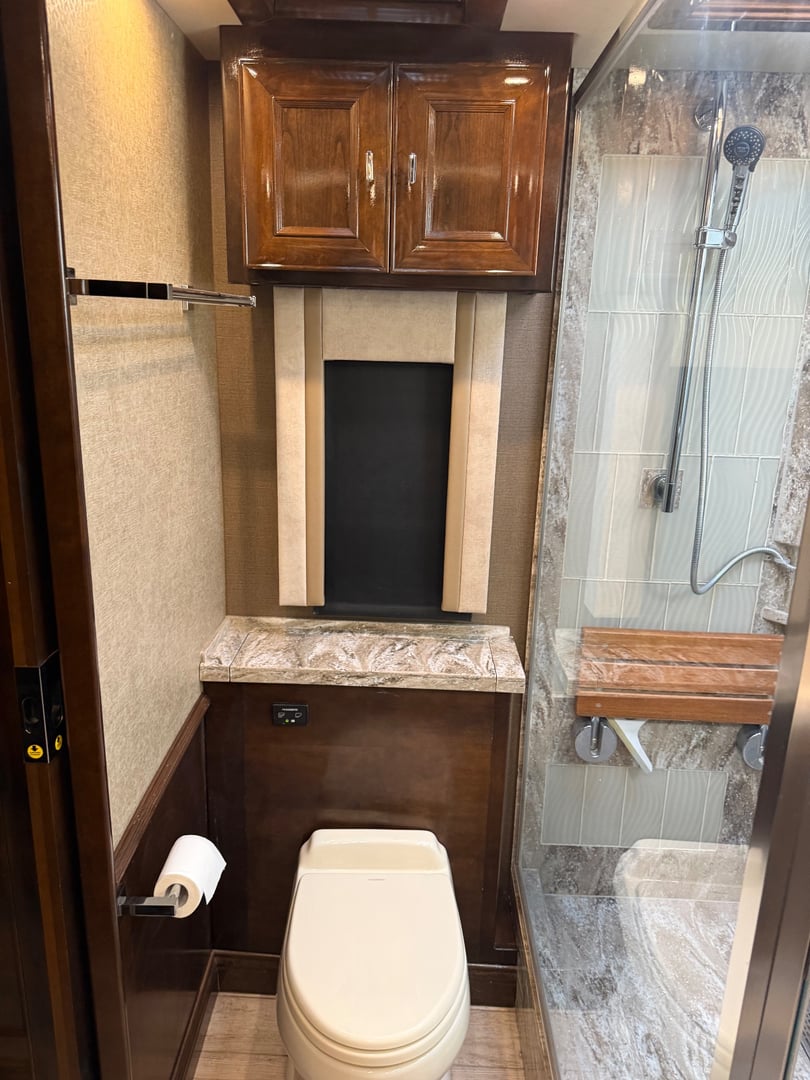 2019 Tiffin Allegro Bus 45 OPP, Bathroom photo 3