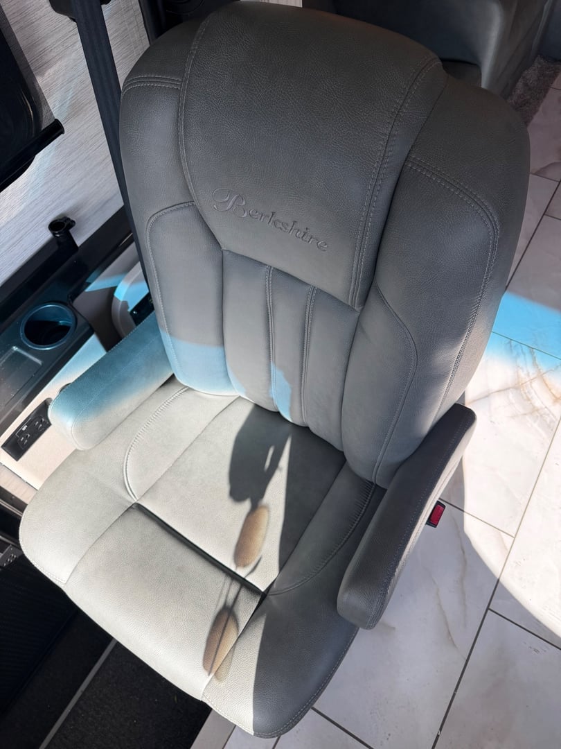 2023 Forest River Berkshire XLT 45E, Cockpit photo 4