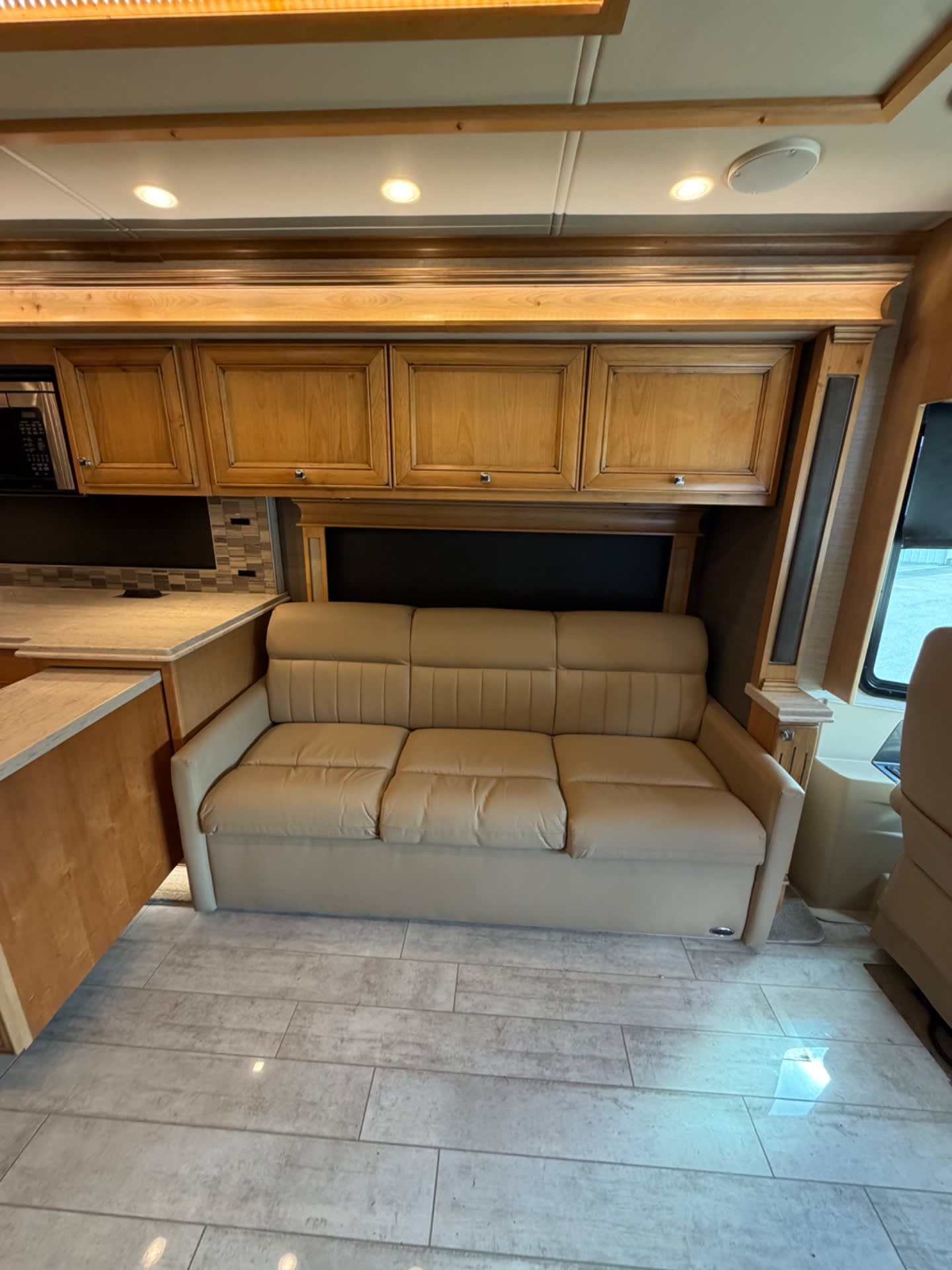 2020 Tiffin Phaeton 40 IH - Interior view 2