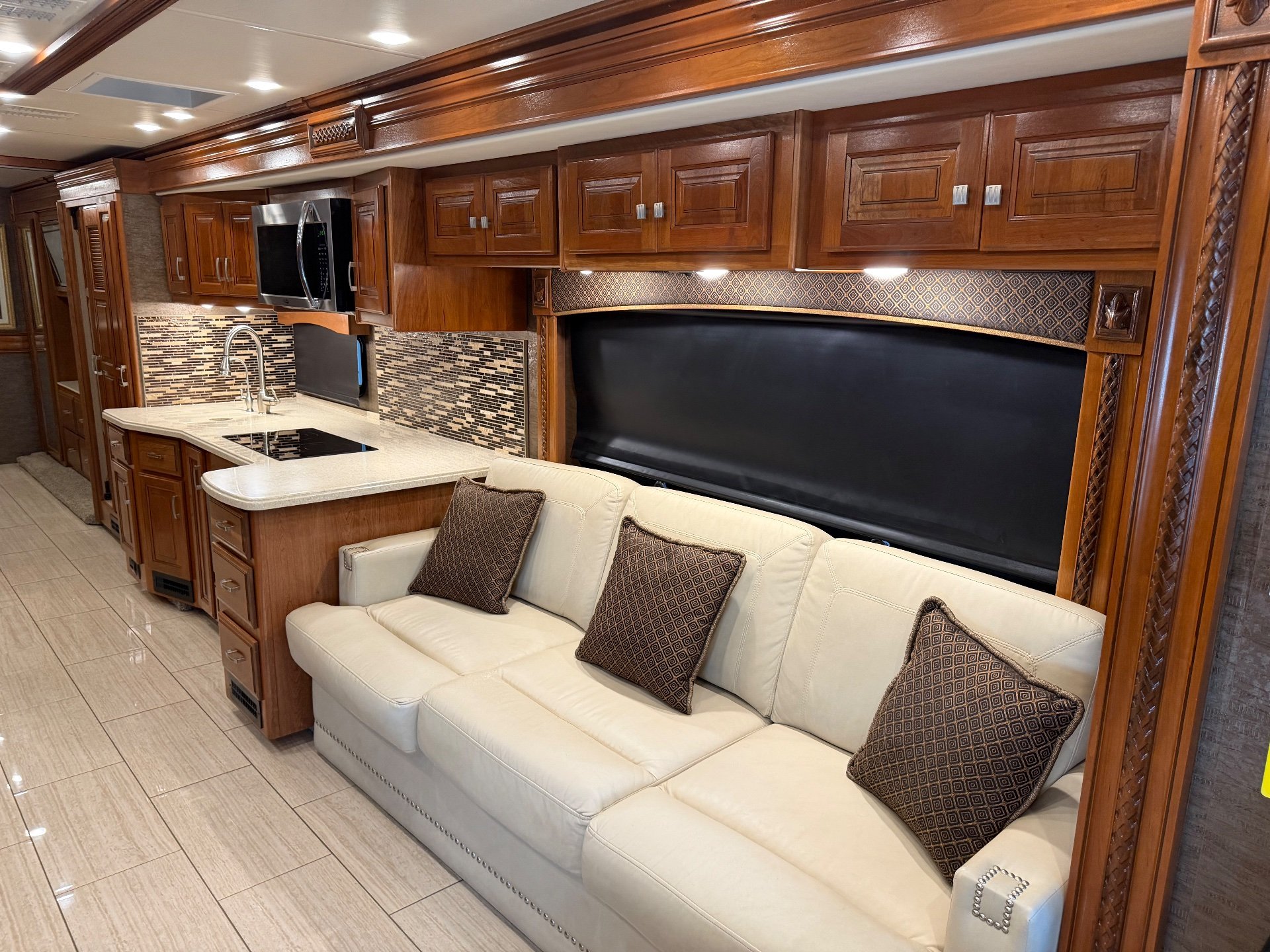 2018 Holiday Rambler Endeavor 40D - Interior view 2