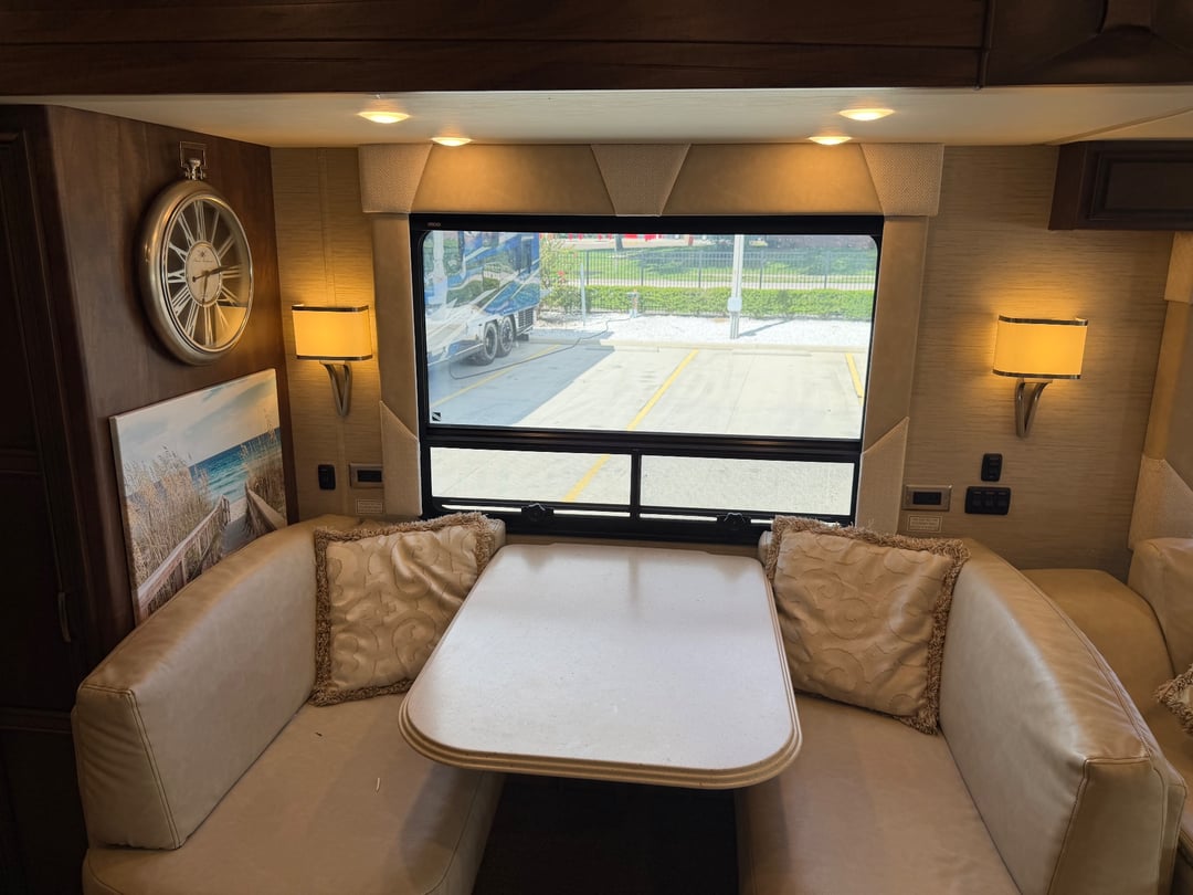 2018 Newmar Ventana 4037, Dining area photo 2