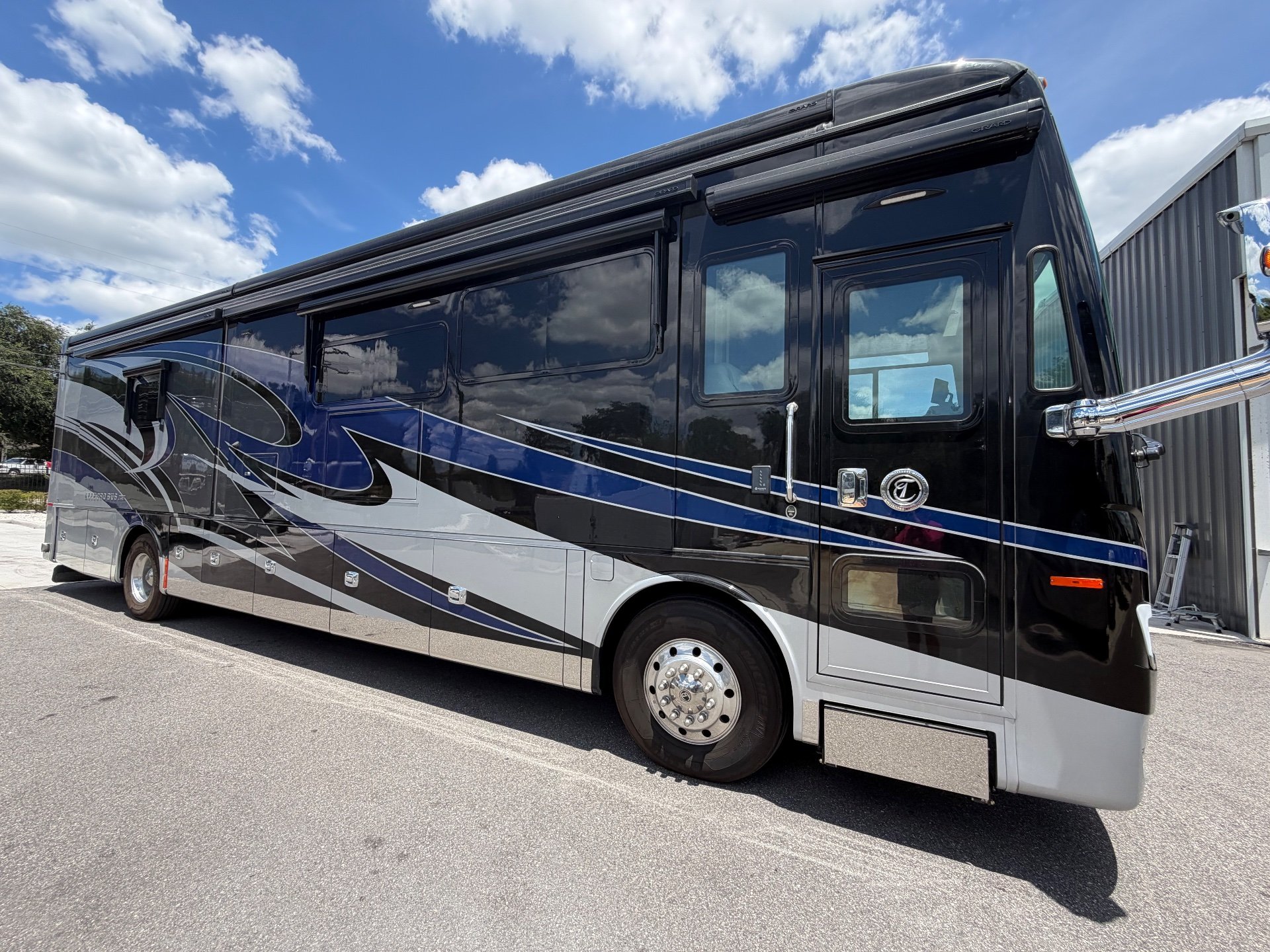 2021 Tiffin Allegro Bus 40 IP - Exterior view