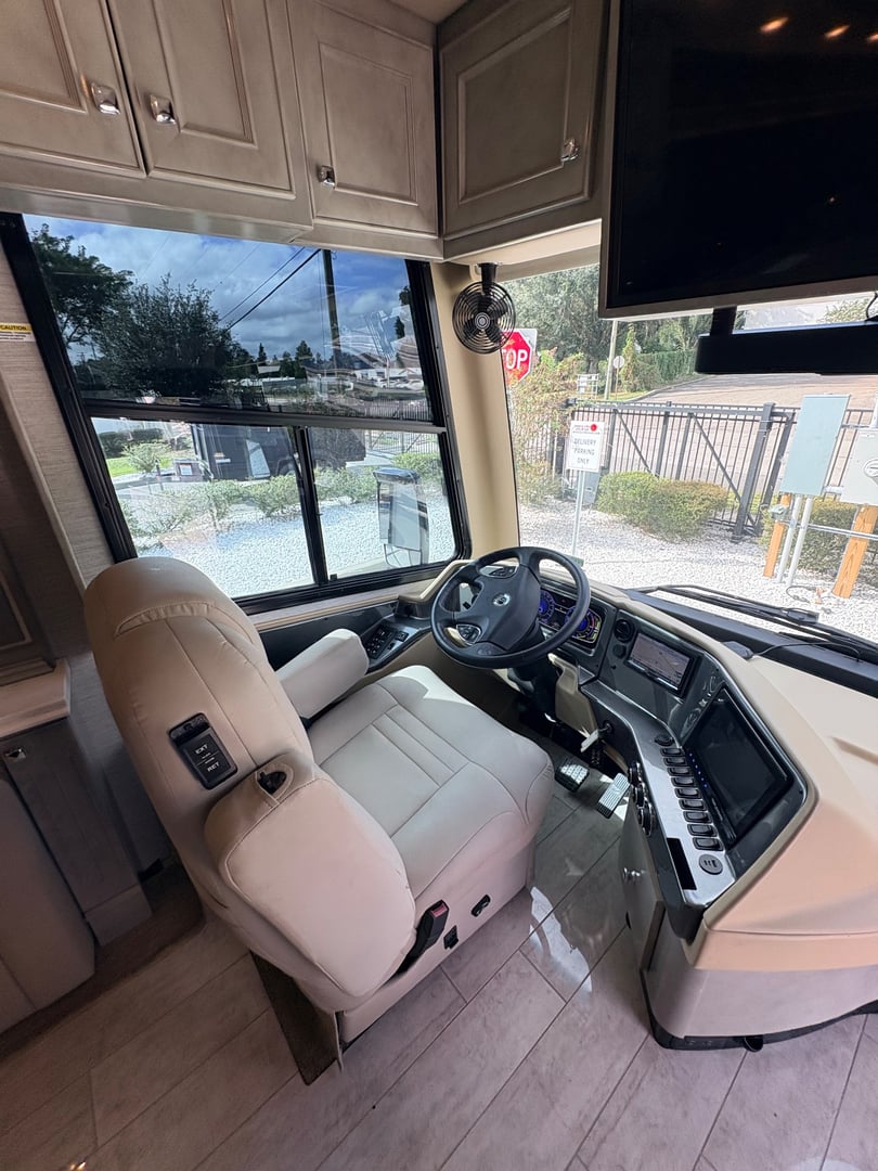 2021 Tiffin Phaeton 40 IH, Cockpit photo 2