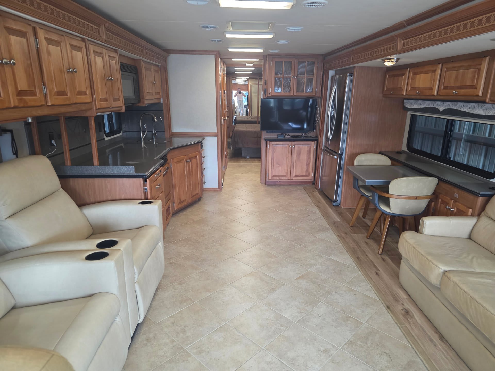 2008 Tiffin Phaeton 42QRH - Interior view
