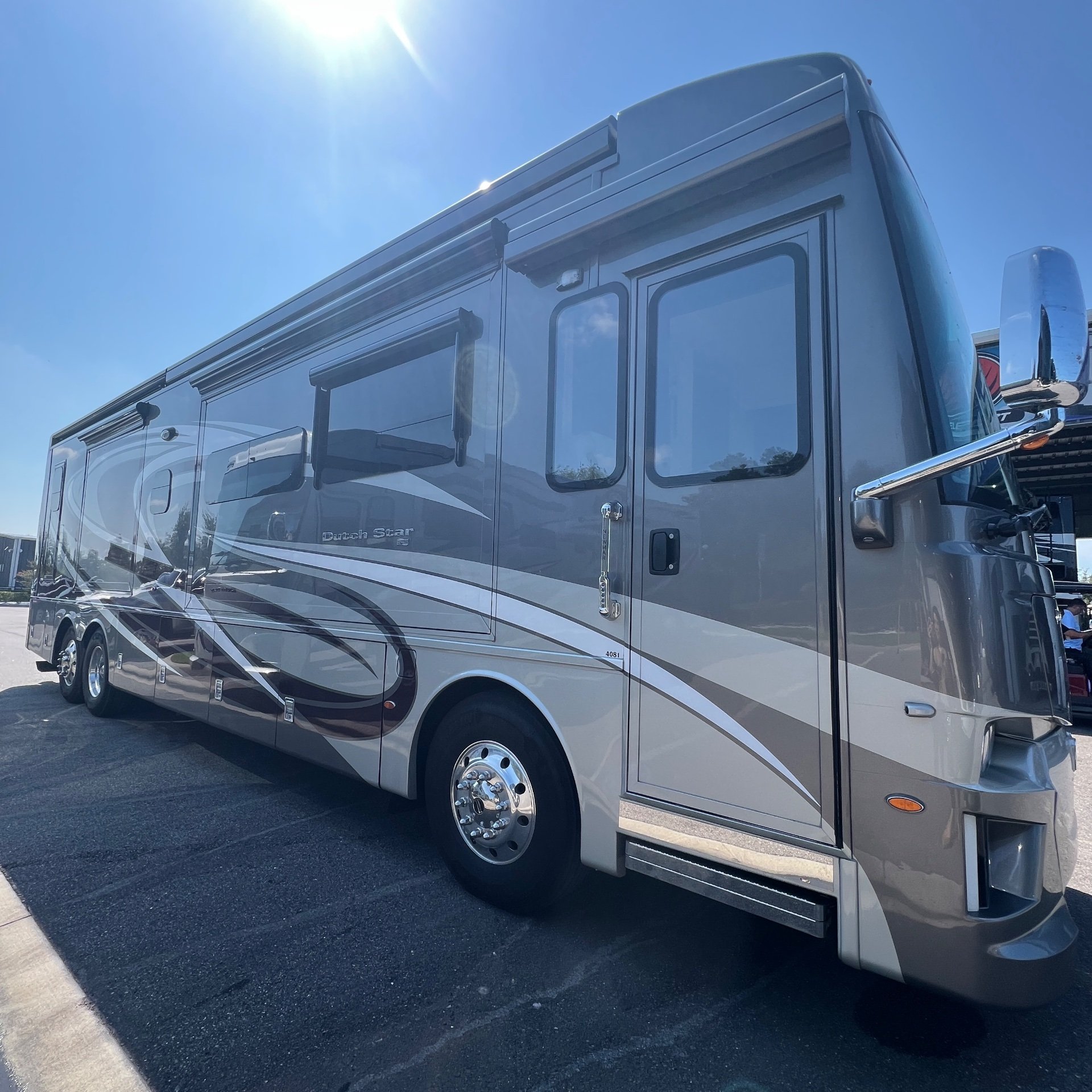 2022 Newmar Dutch Star 4081 - Exterior view 2