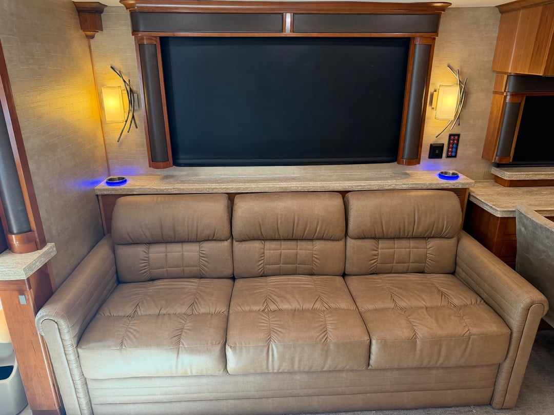 2017 Tiffin Zephyr 45 PZ, Living area photo 5