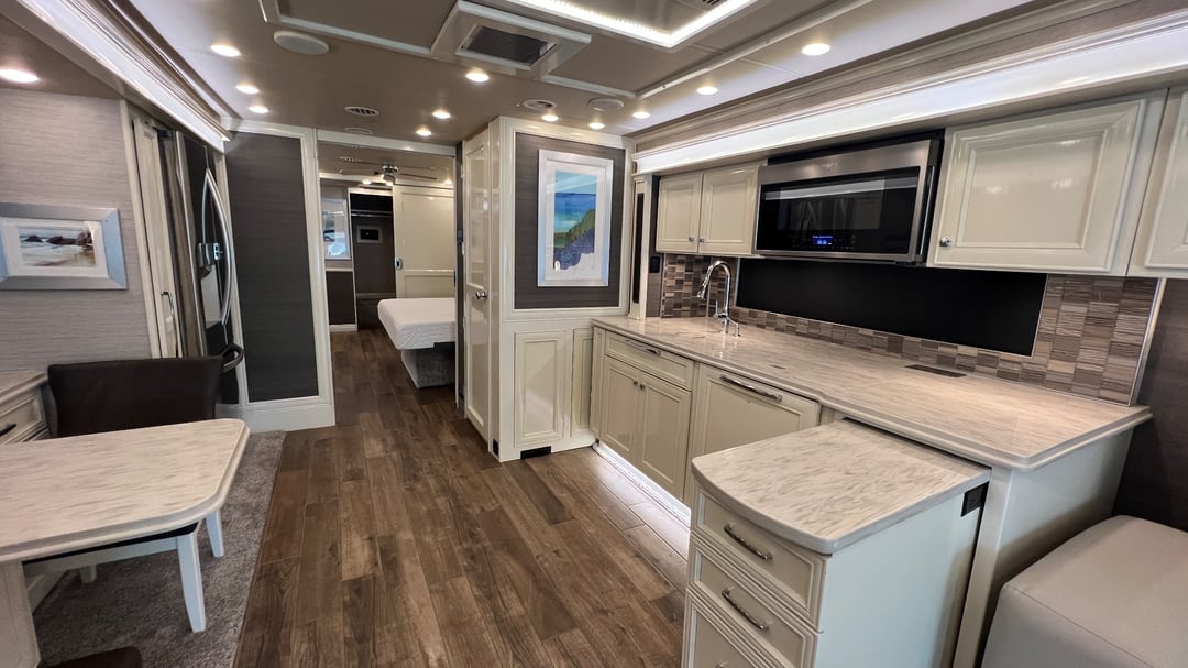 2022 Tiffin Phaeton 44 OH, Kitchen photo 3