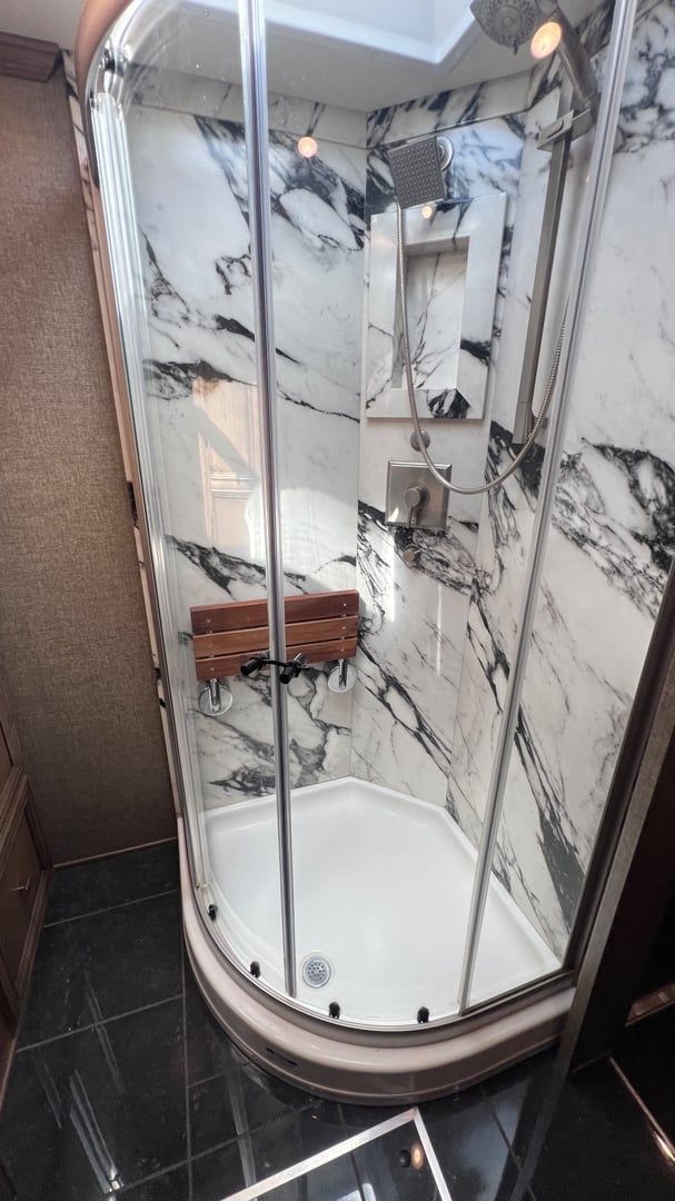 2019 Newmar Ventana 4037, Bathroom photo 5
