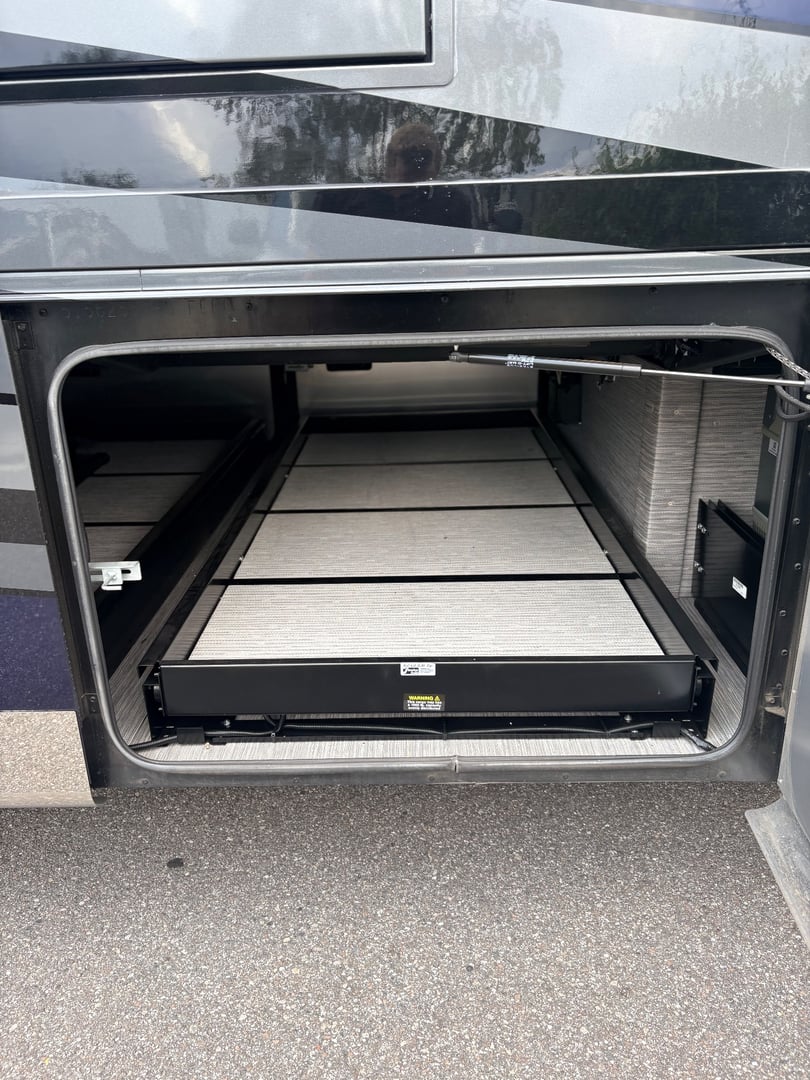 2025 Tiffin Zephyr 45 PZ, Exterior photo 8