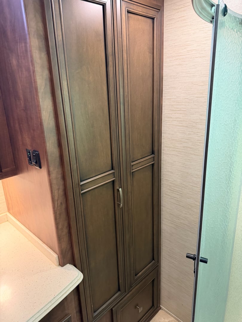 2018 Newmar Ventana 4037, Bathroom photo 7