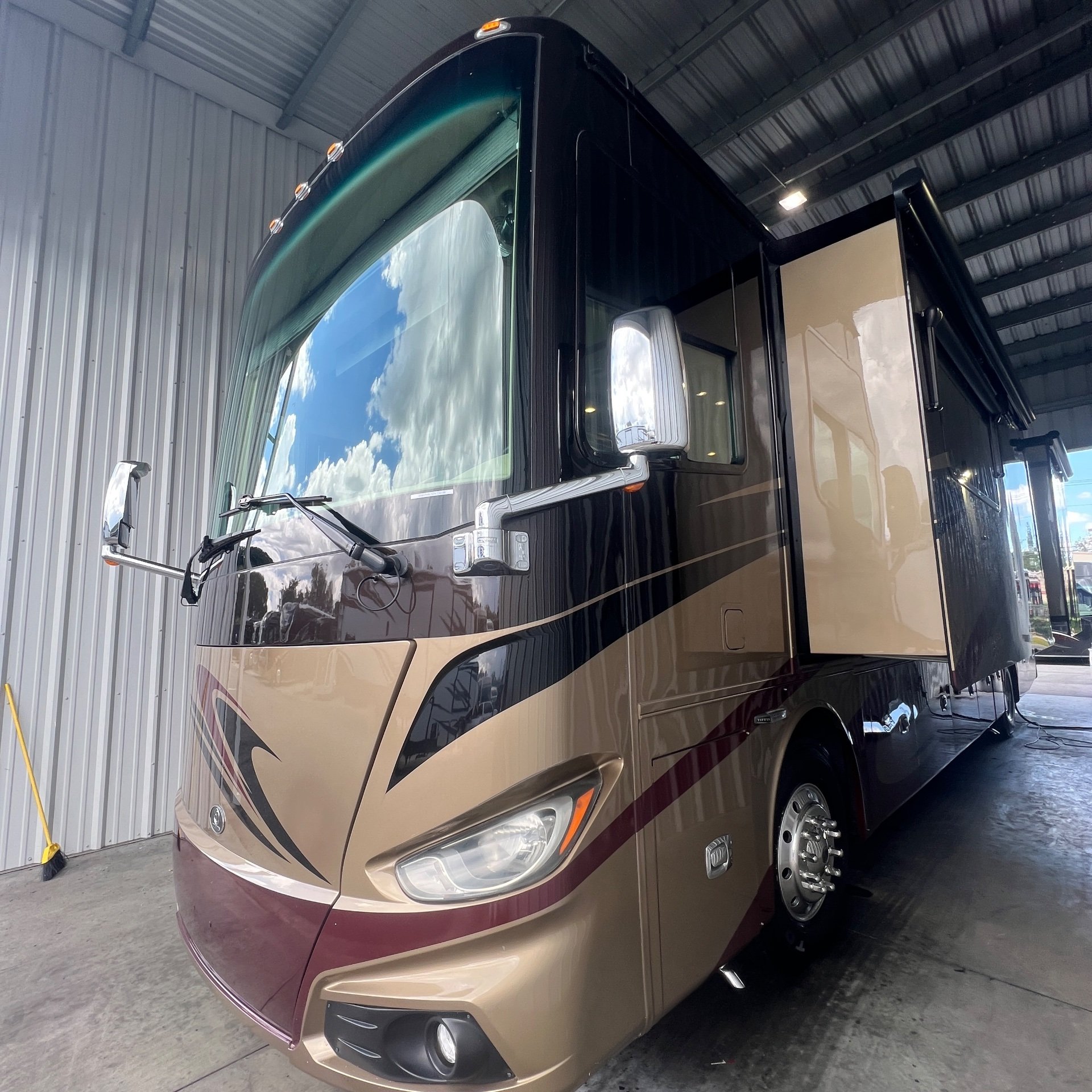 2018 Tiffin Phaeton 40 IH - Exterior view