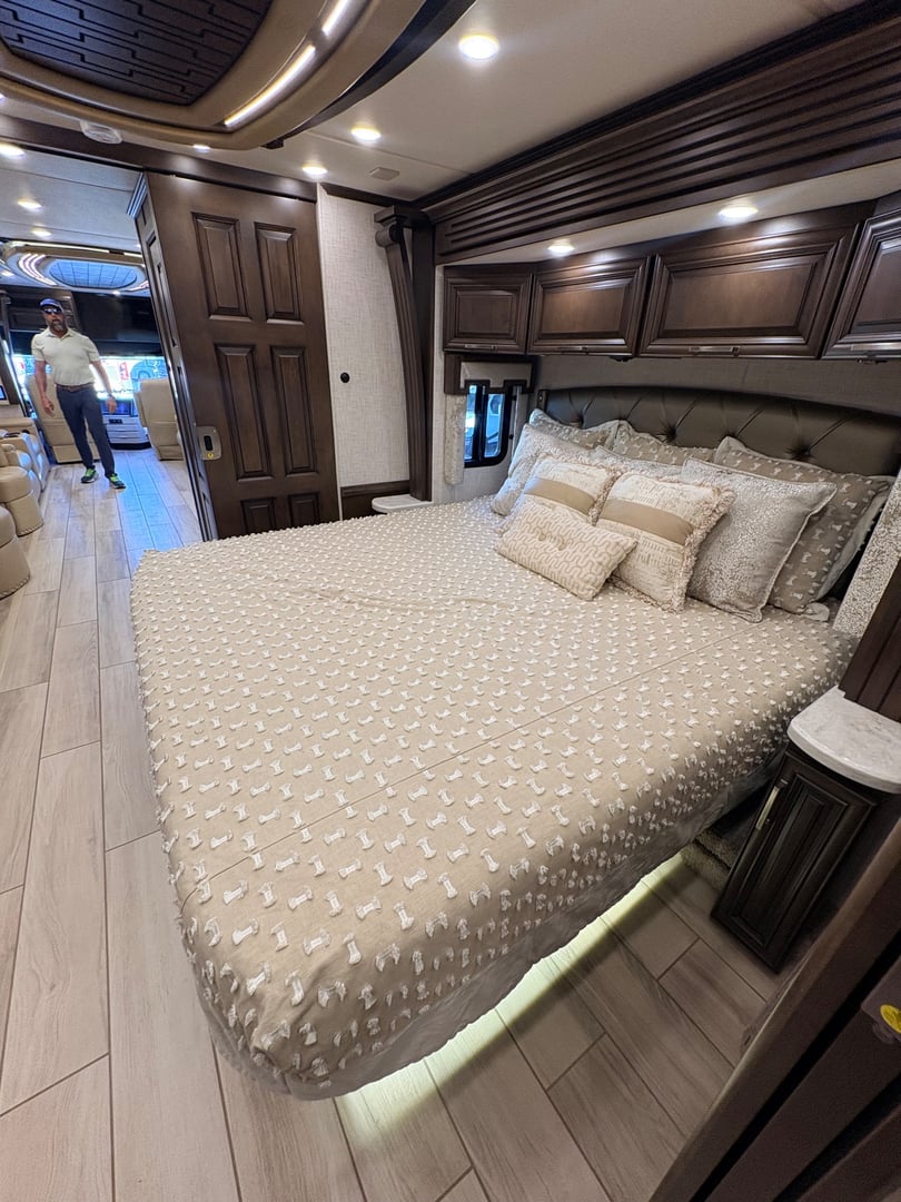 2023 Newmar London Aire 4579, Bedroom photo 3