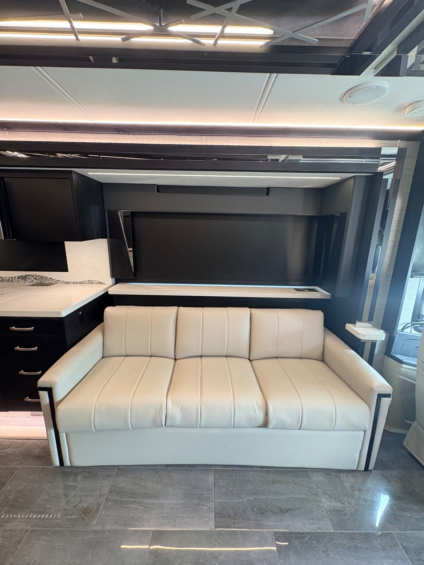 2025 Tiffin Zephyr Z - Interior view 2