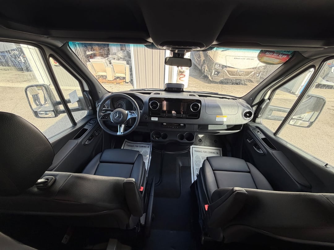 2026 Chinook RV Summit SS, Cockpit photo 2