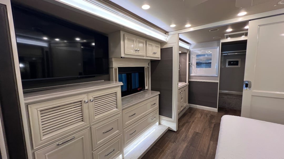 2022 Tiffin Phaeton 44 OH, Bedroom photo 4