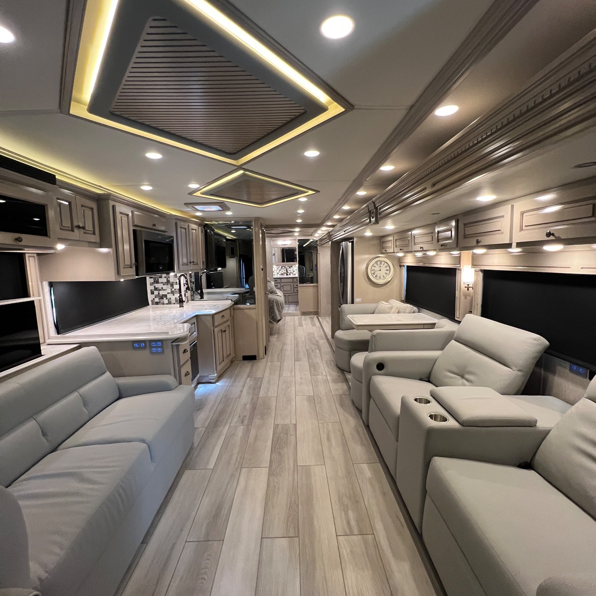 2022 Newmar Dutch Star 4081 - Interior view