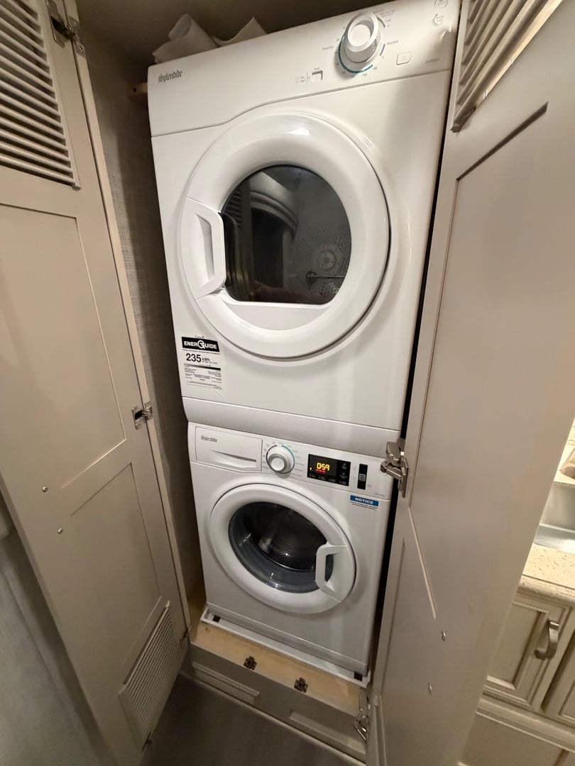 2023 Newmar Kountry Star 4068, Bathroom photo 7