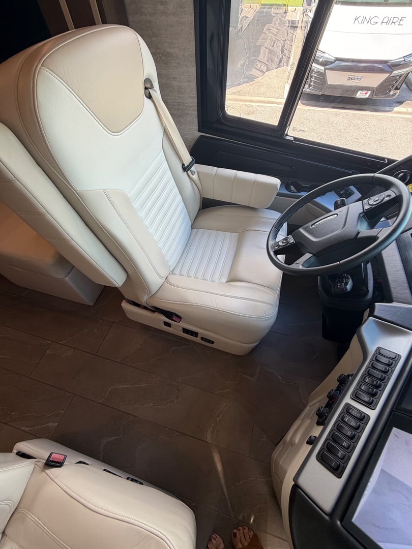 2022 Newmar New Aire 3541, Cockpit photo 2