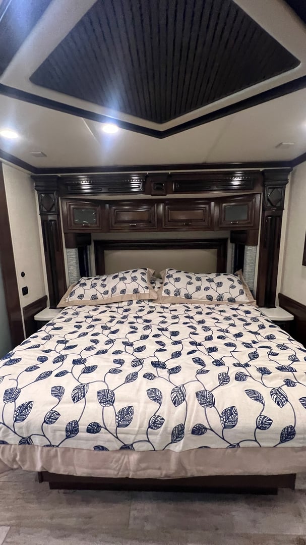 2020 Newmar Dutch Star 4328, Bedroom photo 3